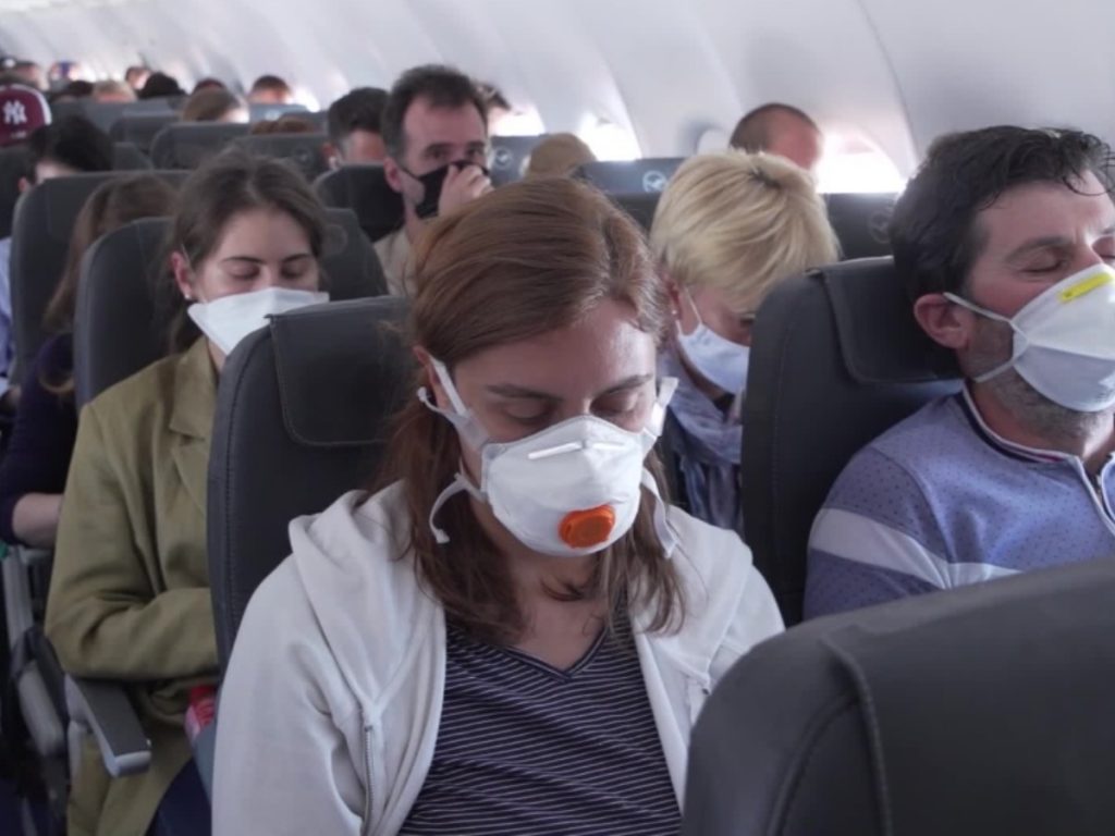 Buttigieg insta a los viajeros a respetar los mandatos de máscaras en los aviones