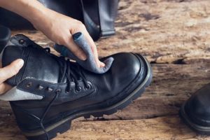 limpiar las botas de cuero sin dañarlas